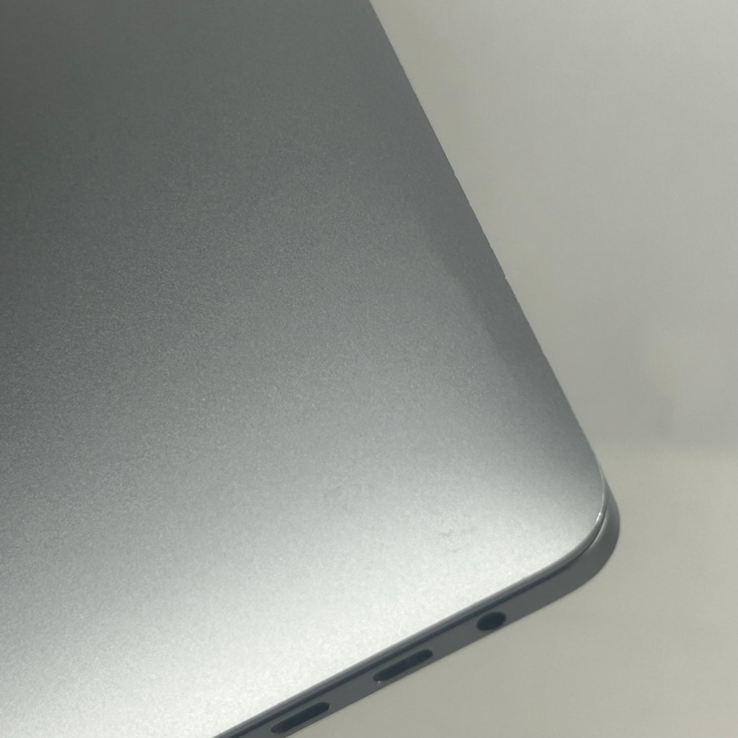 2020 Apple MacBook Pro 13.3" i5 2.0GHz 16GB RAM 512GB SSD Space Gray A2251