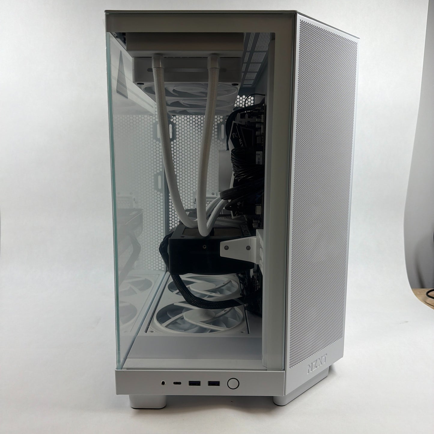 NZXT Custom PC Ryzen 7 9800X3D 32GB RAM 4TB SSD Gigabyte GeForce RTX 5080