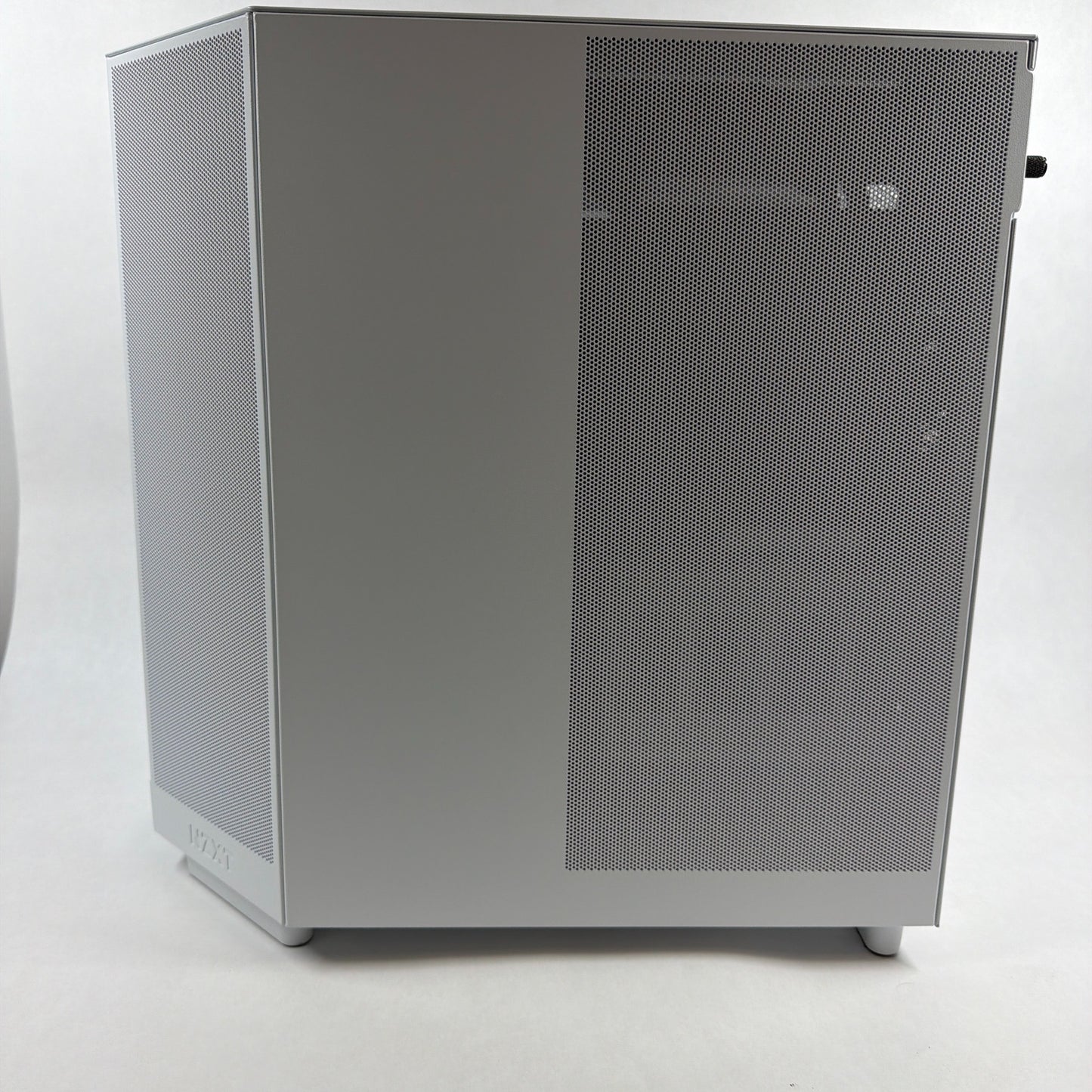 NZXT Custom PC Ryzen 7 9800X3D 32GB RAM 4TB SSD Gigabyte GeForce RTX 5080