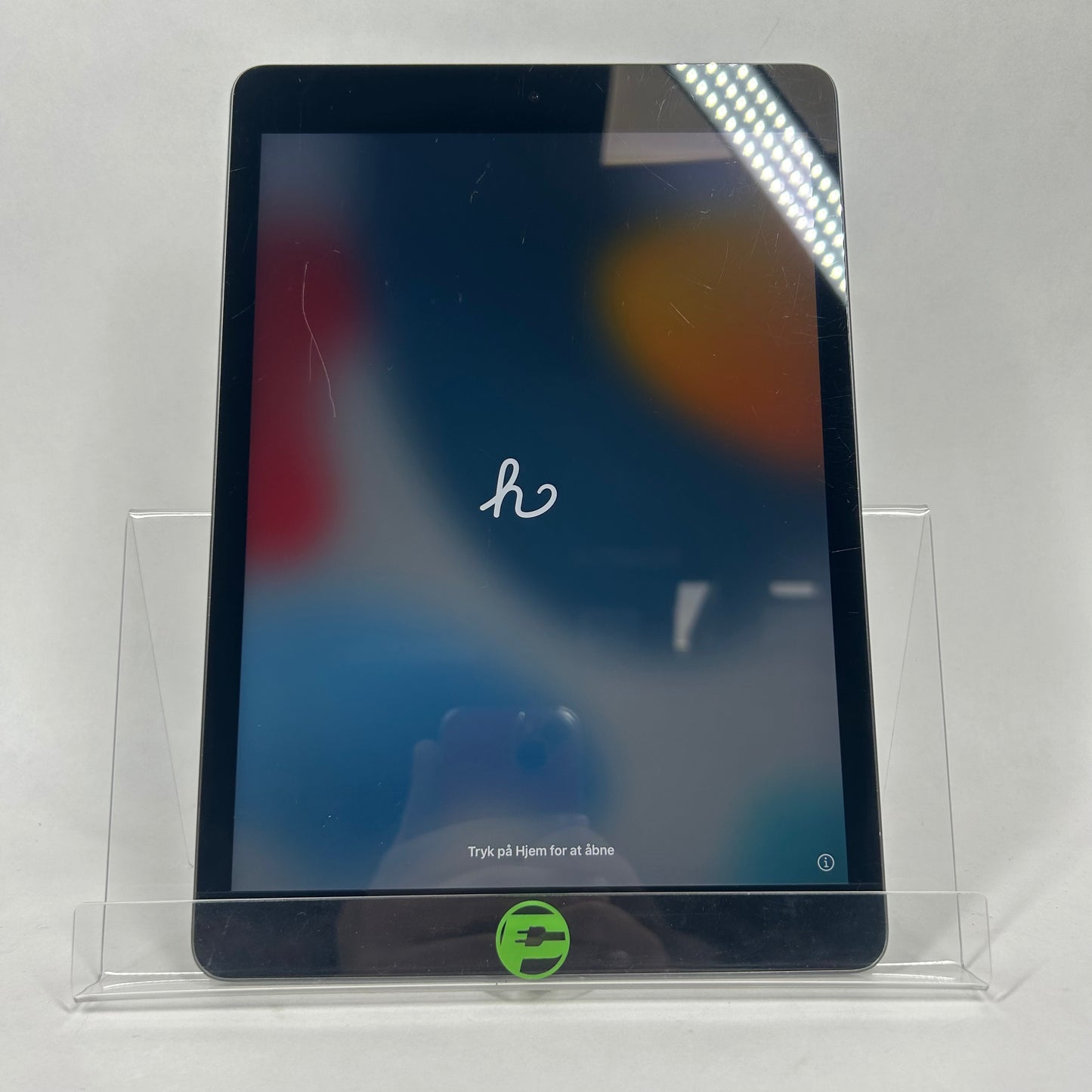 Broken WiFi Only Apple iPad 9th Gen 64GB 15.3.1 MK2K3LL/A Cracked