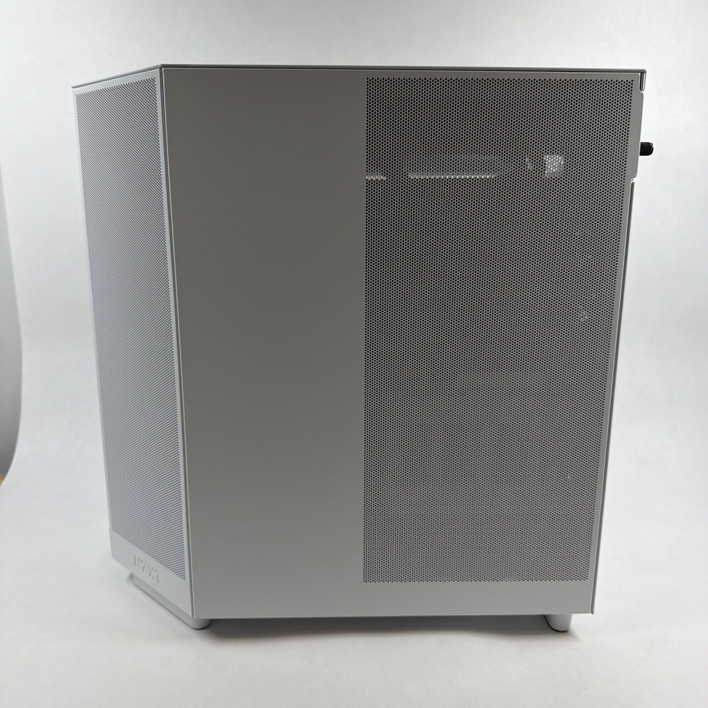 NZXT Custom PC Ryzen 7 9800X3D 32GB RAM 4TB SSD Gigabyte GeForce RTX 5080