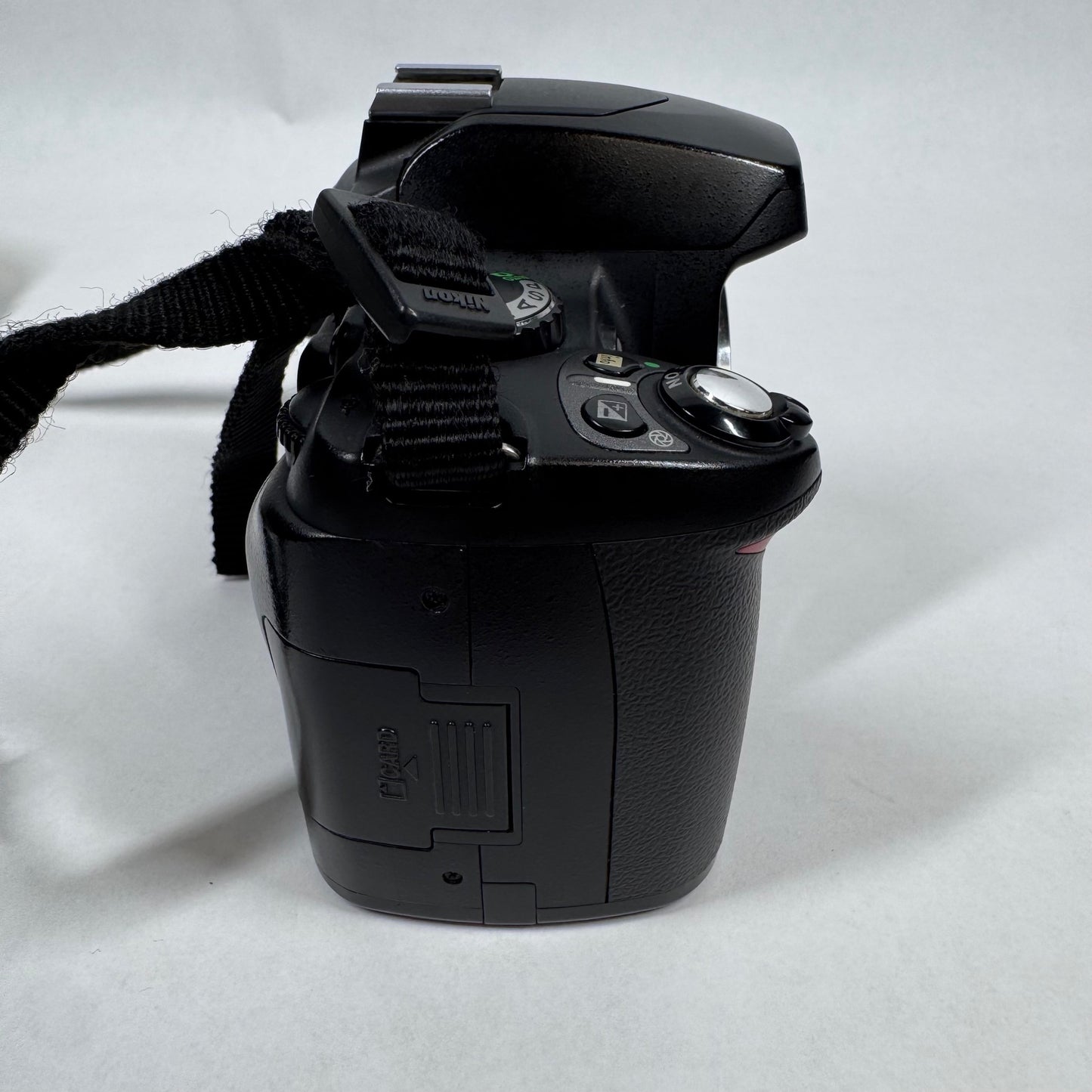 Nikon D40 6.1MP Digital SLR DSLR Camera Body Only