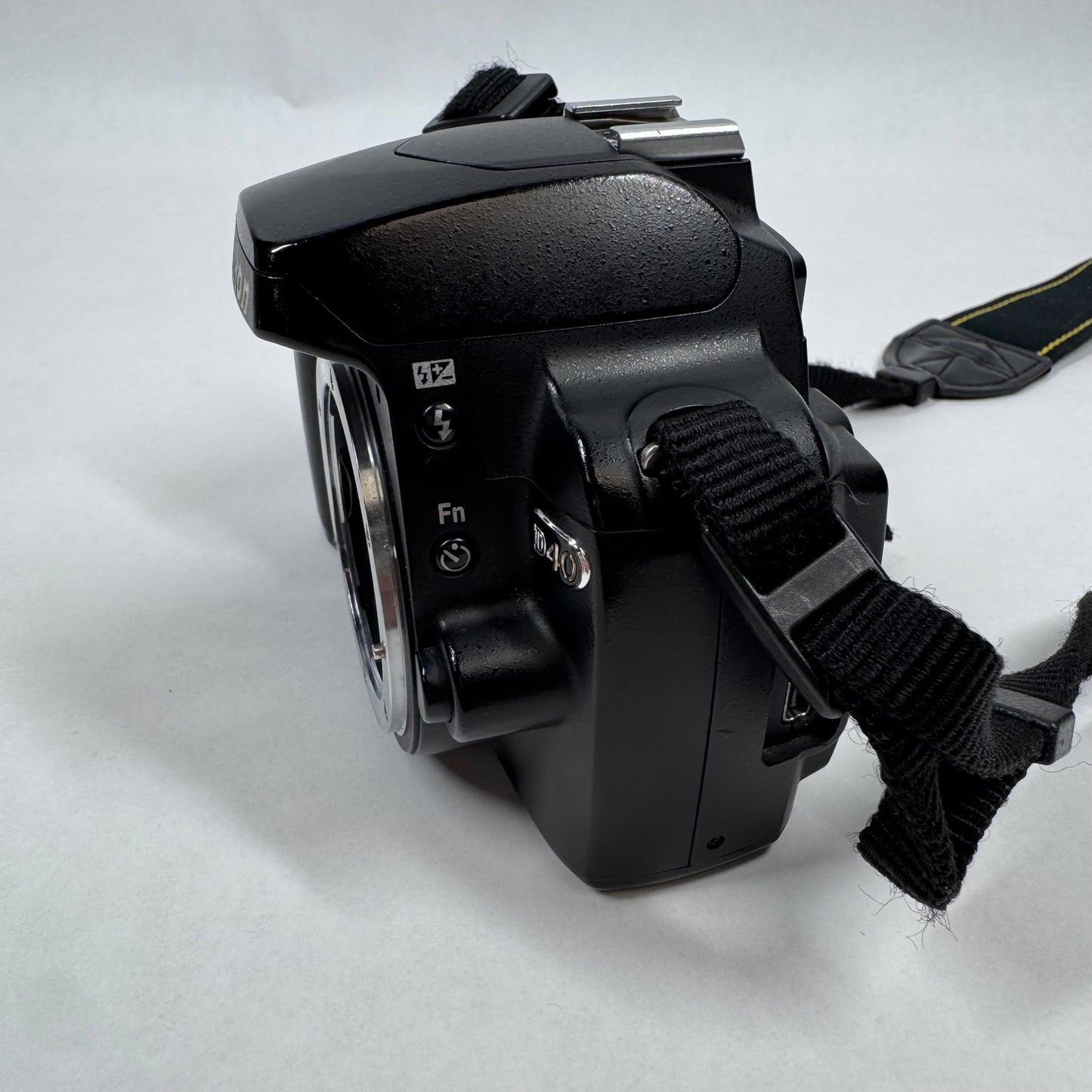 Nikon D40 6.1MP Digital SLR DSLR Camera Body Only